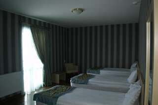 Отель Edelweiss Hotel Гудаури Стандартный трехместный номер-1